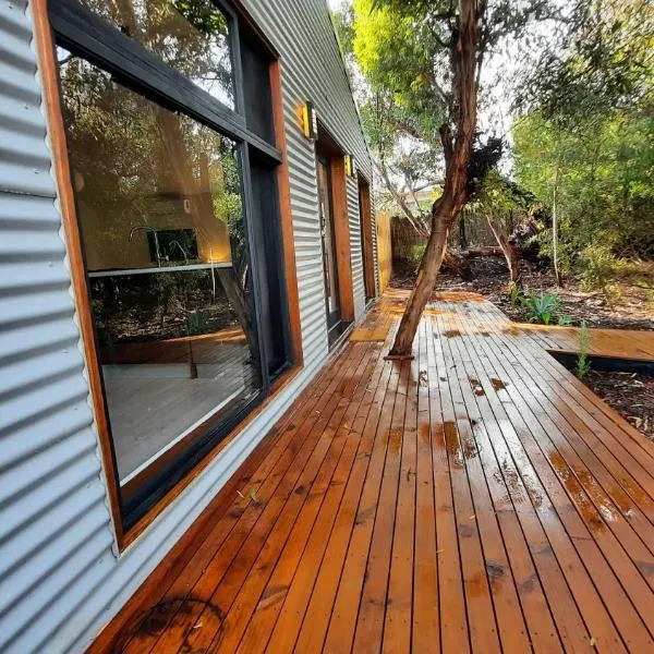 Tucked Away Chalet - Stunning Bathroom, hotel in Kingscote
