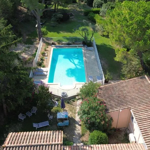 Gite 5 pers en Provence avec grand jardin & piscine partagés - 5 people holiday home with shared swimming pool & garden in Provence, hotel in Cornillon-Confoux