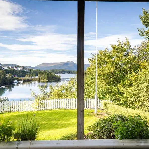 Apartment with stunning fjord view near Ålesund, hotel a Ålesund