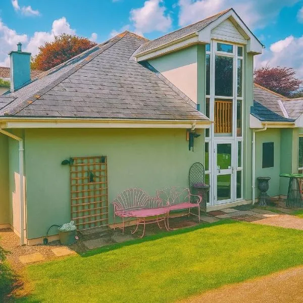 The Folly Gather Celebrate & Stay sleeps 26 Five shower rooms, hotel in Kilkenny