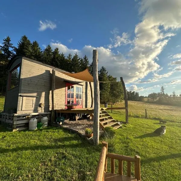 Maringotka Květuška ubytování na farmě โรงแรมในPulečný