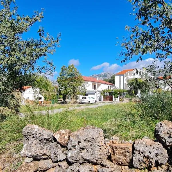 Batea 1, Hotel in Seline
