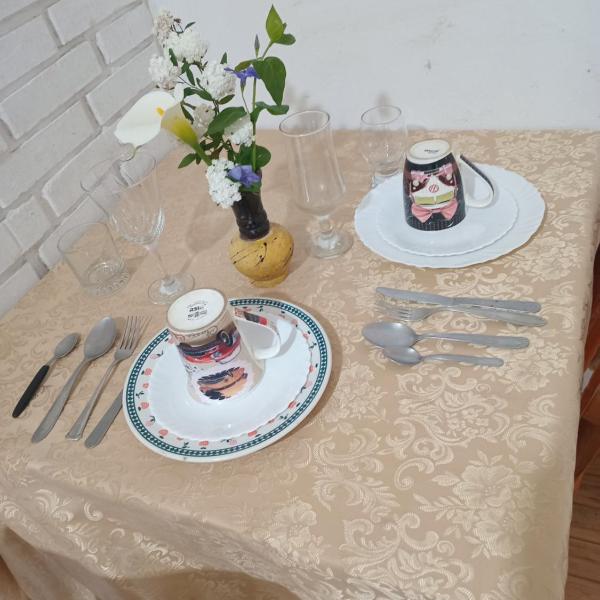 CHALÉ TRABALHADOR COM WI-FI SPLIT COZINHA COMPLETA SALA QUARTO BANHEIRO A 2 KM DO centro - Foto 4