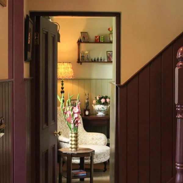 100 year old family farmhouse, hotel en Oldcastle