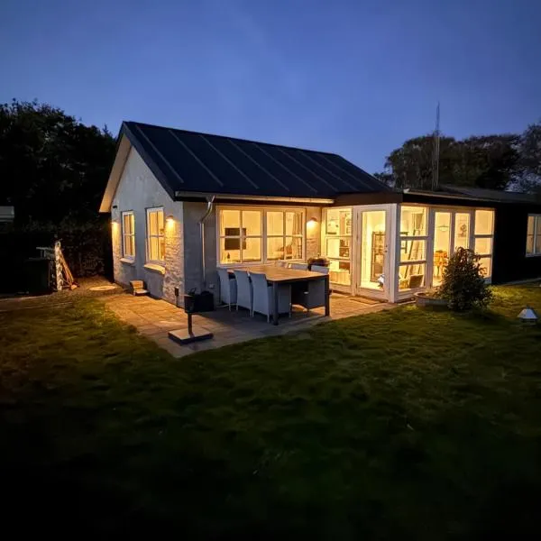 Smukt sommerhus nær Ribe C inkl rengøring, hotel in Ribe