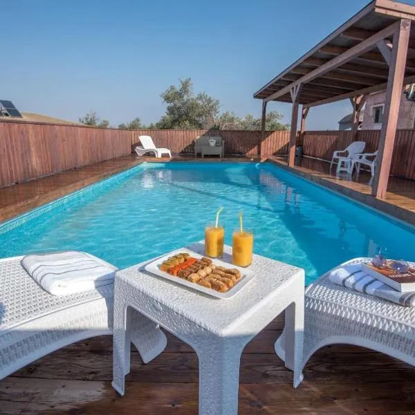 סוויטות פנינת המעיינות- מתחם יוקרתי בלב עמק המעיינות עם שקט מוחלט בריכה מפנקת וגקוזי בכל סוויטה, viešbutis mieste Reẖov