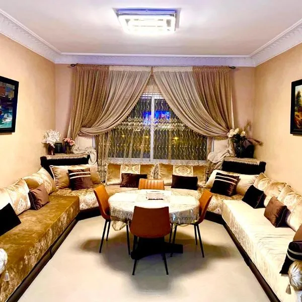 Appartement confortable 2 chambres et lumineux proche souk et plage – hotel w mieście Agadir