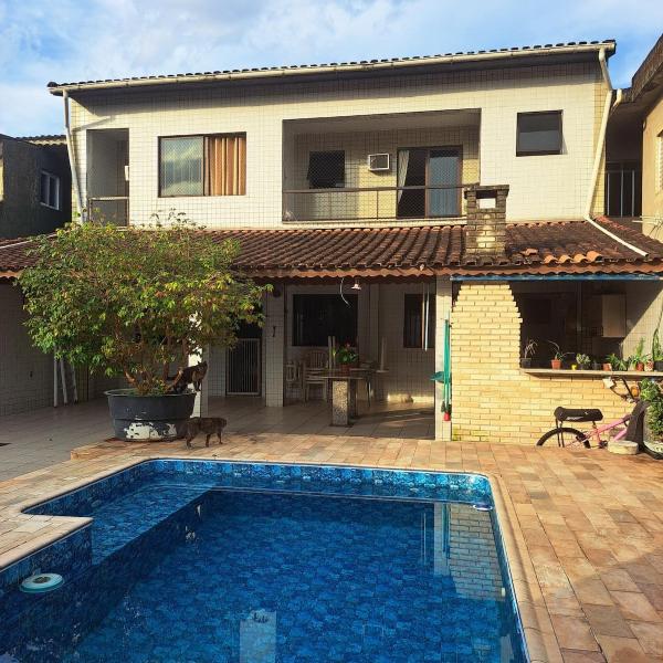 Casa com piscina, ar condicionado, churrasqueira, estacionamento, pet friendly