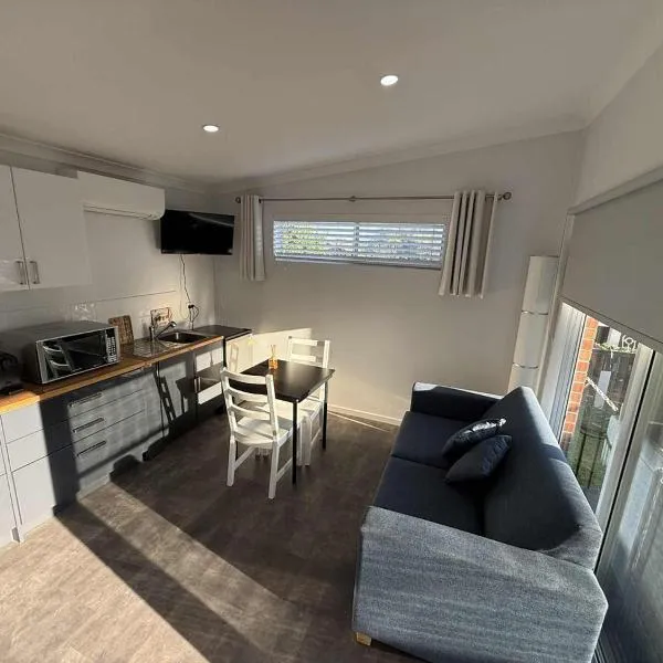 Erin's Bunker Charming Chalet next to Golf Club، فندق في Australind