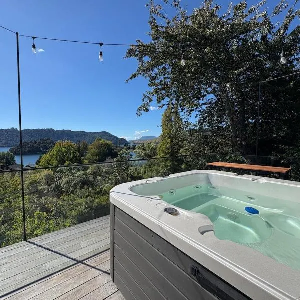 Secluded Lake Ōkāreka Studio Views, Spa, Deck in Rotorua, hotel in Rotorua