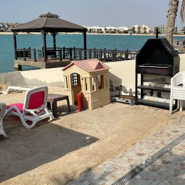 فيلا السعادة بيتش درة العروس رملي وخاص、ドゥラット・アラルスのホテル