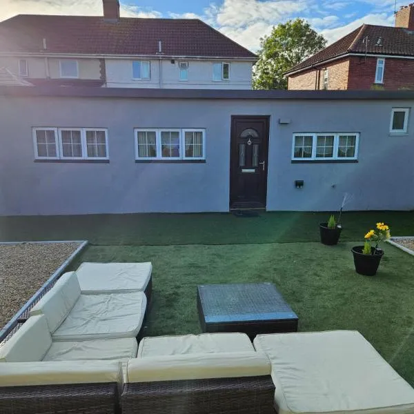 Our beautiful little house makes you stay magical, hotel in Bristol