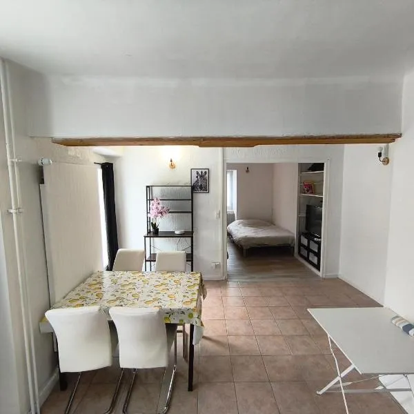 Apppartement dans maison avec terrasse plein sud , Netflix, parking et fibre, hotel in Cervens