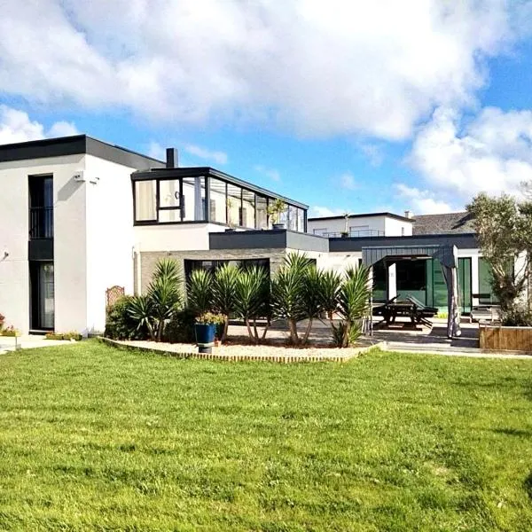 La villa des amiets, piscine chauffée et à 500 m de la plage,克莱代的飯店