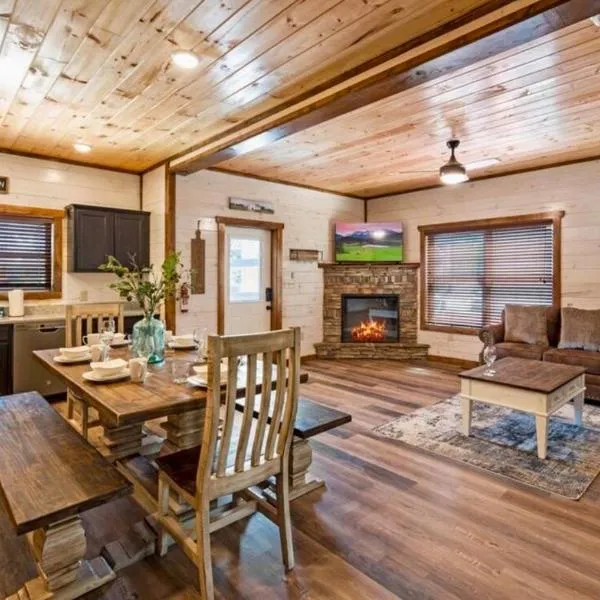 Modern Pigeon Forge Getaway, Minutes to Dollywood, Hot Tub& Game Room، فندق في بيدجن فورج
