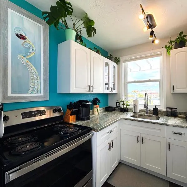 Charming suite with private deck Downtown FMB, hotel v destinaci Fort Myers Beach