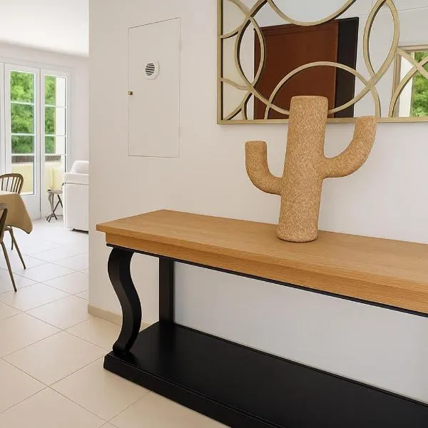 Élégant T3 neuf, 6 pers, clim, balcon, pkg gratuit, 5 min du Port, Hotel in Sanary-sur-Mer