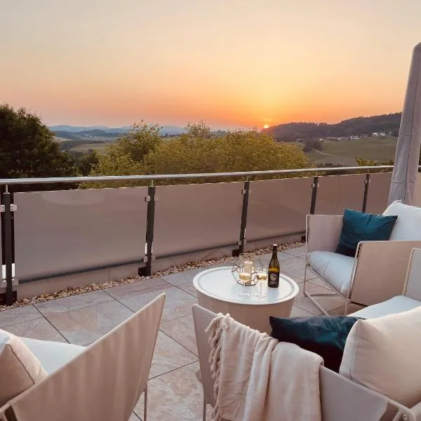 Exklusives Penthouse mit Whirlpool, Panoramaterrasse, Kino & Tischfußball für bis zu 8 Personen, отель в городе Вальдкирхен