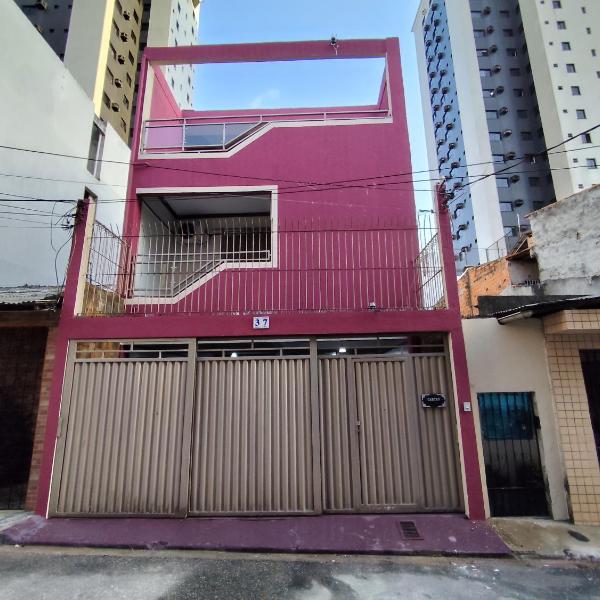 Casa com suítes privativas - Localização no centro, perto de serviços e pontos turísticos - Foto 2