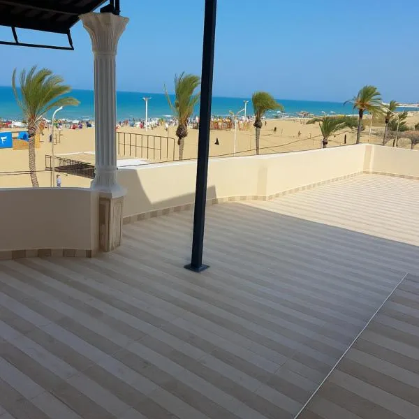 Blue View Rooftop - Gammarth , Pieds dans l'eau, Terrasse panoramique face à la mer, hotel din Raoued