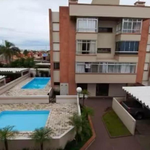 Aconchegante apartamento 2 dormitórios, sendo uma suíte com ar condicionado, Prédio com piscina