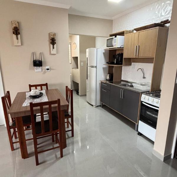 Aconchegante apartamento 2 dormitórios, sendo uma suíte com ar condicionado, Prédio com piscina - Foto 5
