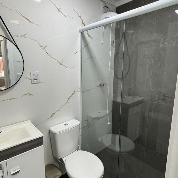 Aconchegante apartamento 2 dormitórios, sendo uma suíte com ar condicionado, Prédio com piscina - Foto 3