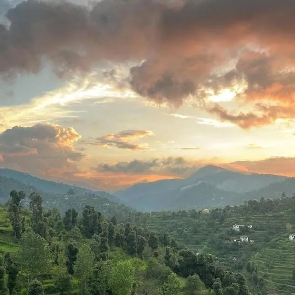 Nazaara - Mukteshwar - Mountain view and sunset from your bed, hotel in Mukteswar