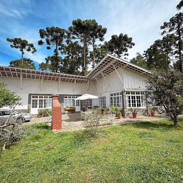 "Charme do Embaixador"- Equipadíssima para 9 pessoas - SAUNA , FORNO PIZZA, PIANO, SKY TV - 5000 m2 de ar puro - Caseiro Mordomia