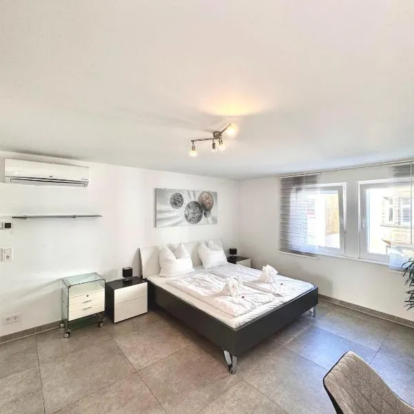 Komfort Oase mit Klimaanlage, Terrasse und Whirlpool, hotel v Stuttgartu