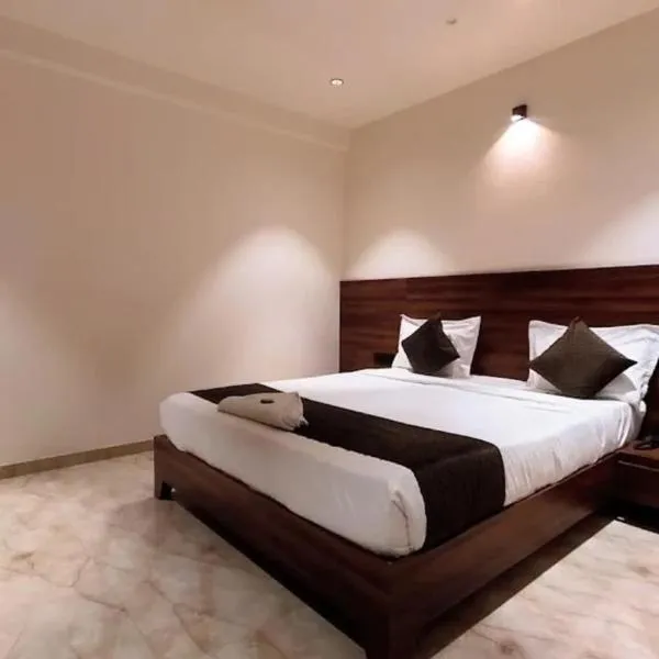 Aatithya Residency, hotel in Alandi