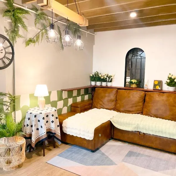 4BR entire house next to Skytrain BTS and Subway MRT Chatuchak, hotel in Bang O