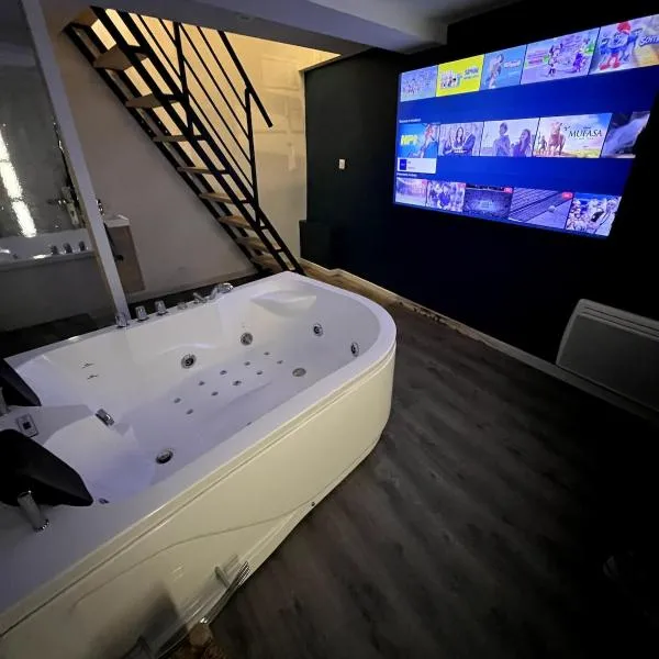 Suite romantique Love Nid 83, готель у місті La Farlède