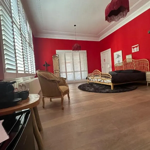 Romantic Rouge Suite - With Round Bath, hotel i Haag