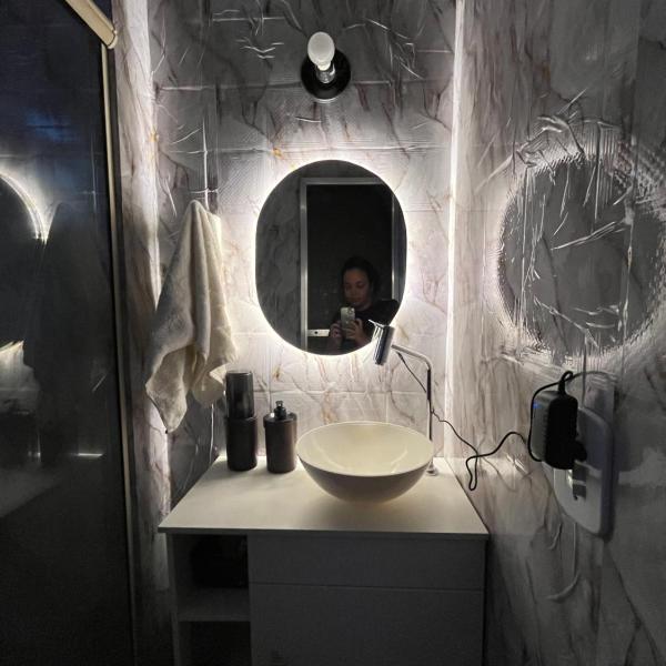 Quarto com ar condicionado em apt compartilhado e estacionamento grátis - Foto 3