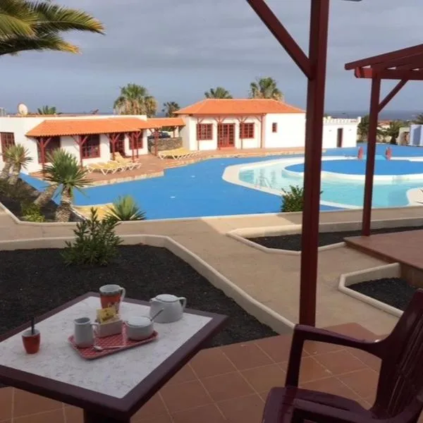 Encantador bungalow con vistas a la piscina，位于卡勒达德福斯特的酒店