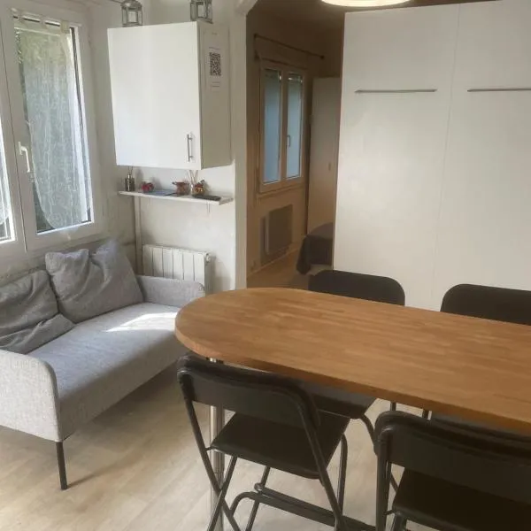 Studio 25m2 jardin, hotel v destinácii Colombes