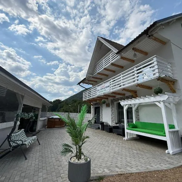Casa Denis & Kevin โรงแรมในPetrila