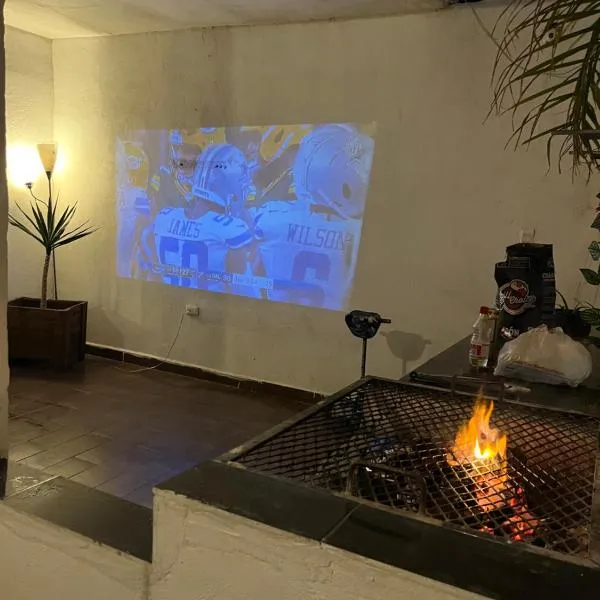 Casa completa y equipada 4 habitaciones 6 camas asador y juguetes para niños A 10 minutos de parques industriales, clínicas 71 y 16 del IMSS y del ISSSTE juegos Arcade, hotel in Torreón