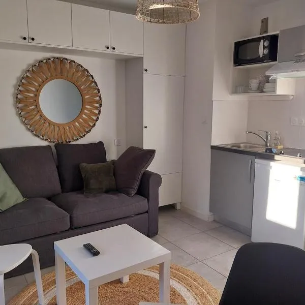 Studio cosy et sa terrasse、ラ・ロシェルのホテル