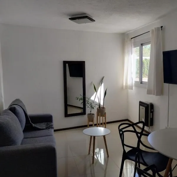 Luminoso y moderno departamento con cochera en la Ciudad de Mendoza, hotel in Mendoza