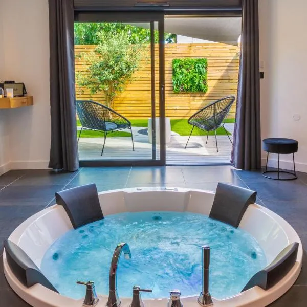 Nuit confort avec Balnéo XXL privative et Climatisation, hotel v destinaci Nantes