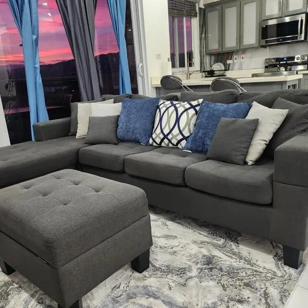 Modern Kingston Condo with Rooftop Pool and View, hotel u gradu Kingston