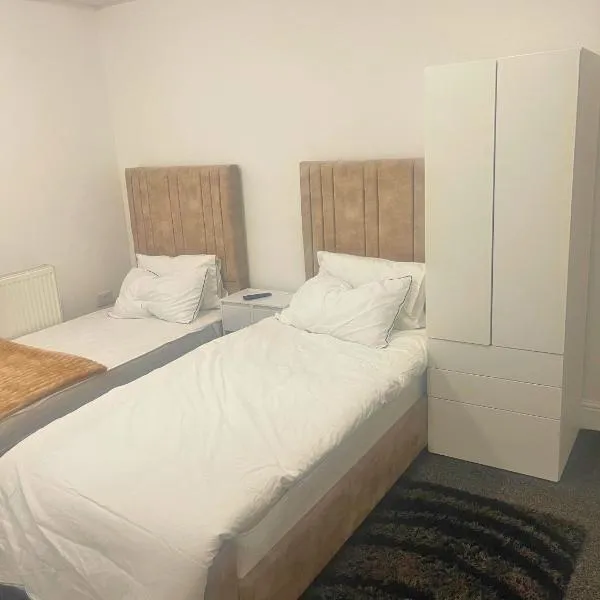 studio apartment with small kitchen and bathroom, hotel v destinaci Colne