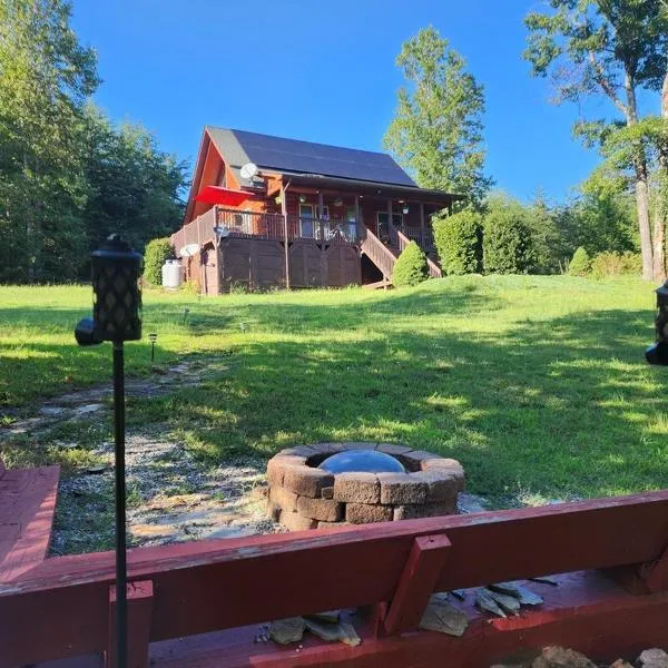 Solar powered log cabin with mountain views, 3acres, hotel en Lake Lure