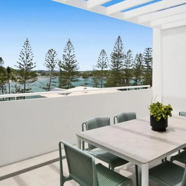 Arvia Villa Koala Park 3 Bedroom Luxury Townhouse in Burleigh Heads with Private Roof Terrace & Views over Tallebudgera & Burleigh Headland, hotel em Gold Coast