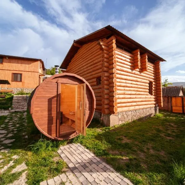 Eco cottages in the heart of Dilijan with Hot tube, Sauna and Chana, viešbutis mieste Diližanas