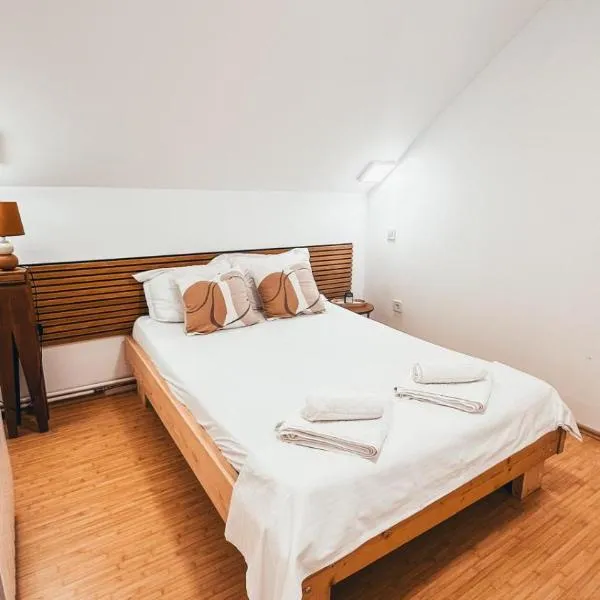 Cosy bedroom for 2 with Balcony in a Family Villa, ξενοδοχείο σε Turnu Măgurele