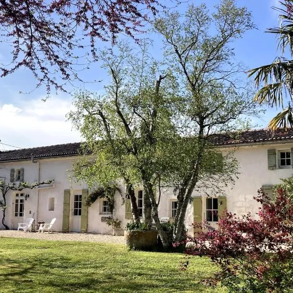 Gite avec piscine et grand jardin, hotel Saint-Simon-de-Pellouaille városában