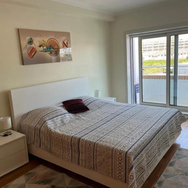 Apartamento de Férias โรงแรมในSão Félix da Marinha